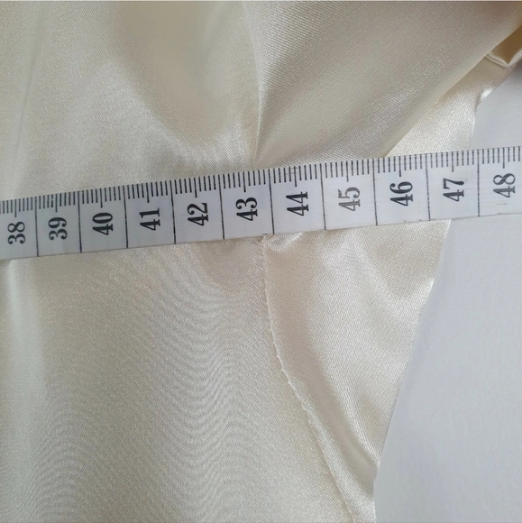 Review White Cream Size 10 Satin Feel Soft Shoulder Women's Top Shirt Blouse - Picture 11 of 12